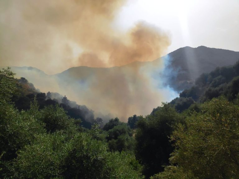 Σε μερική ύφεση η φωτιά στο Κακοδίκι Σελίνου: Εκκενώθηκαν οικισμοί – Κάηκαν περιουσίες (video)