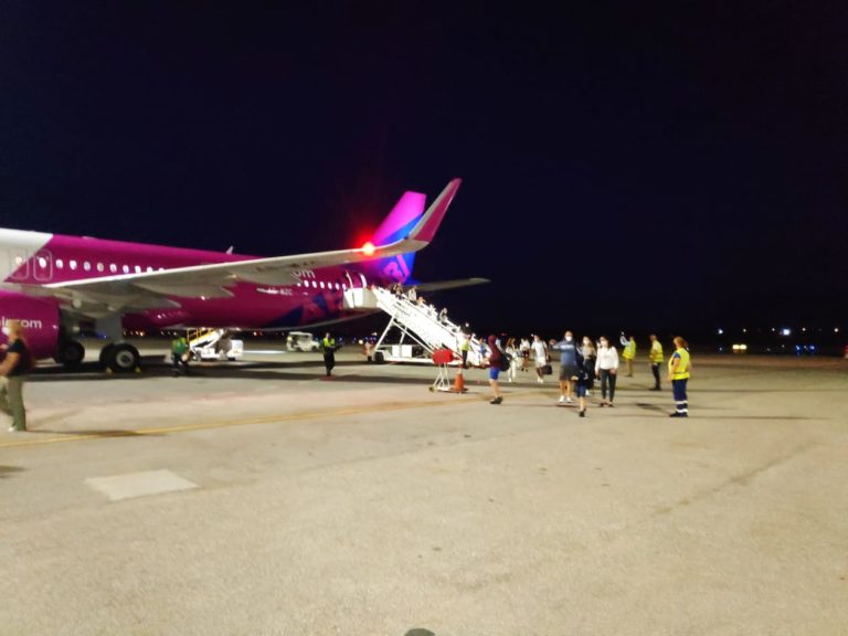 Το ertnews.gr στην υποδοχή της πρώτης πτήσης από το Άμπου Ντάμπι στα Χανιά με 157 επιβάτες