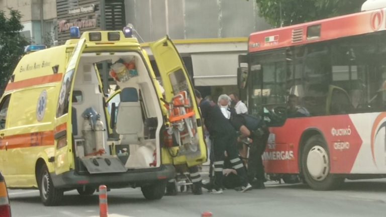 Σέρρες: Οδηγός υπό την επήρεια αλκοόλ «έπεσε» πάνω σε αστυνομικό και οδηγό δικύκλου