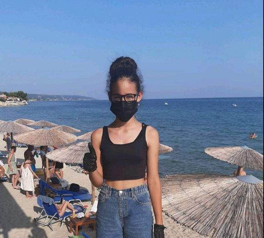 H 12χρονη Λεμονιά έσωσε άνδρα από πνιγμό στη Μόλα Καλύβα στη Χαλκιδική