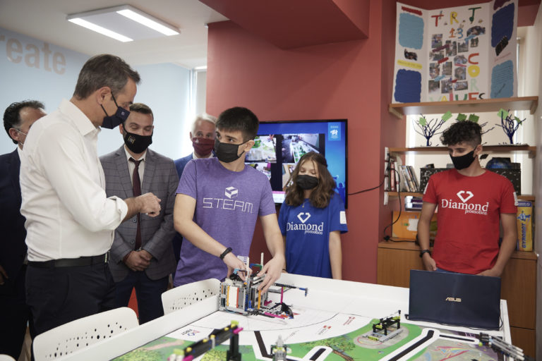 Επίσκεψη Μητσοτάκη στο Xanthi TechLab: Γίνεται σπουδαία δουλειά στην ρομποτική στη χώρα μας
