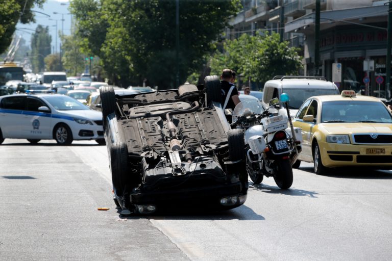 Απίστευτο τροχαίο με ανατροπή αυτοκινήτου στη Λεωφ. Αλεξάνδρας (εικόνες)