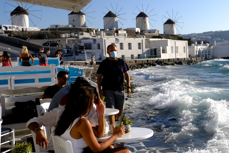 Ένα βήμα πριν από τη λήψη νέων μέτρων στη Μύκονο και την Ίο – Για ποια άλλα νησιά υπάρχει ανησυχία