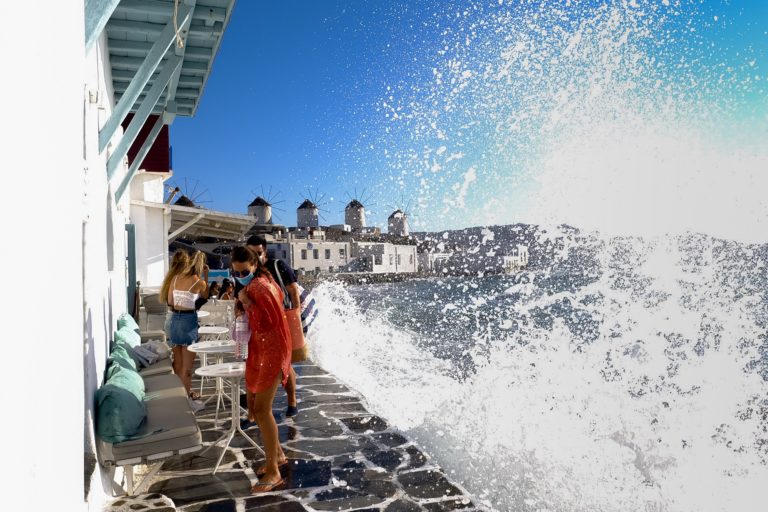 Σε πορτοκαλί συναγερμό η Μύκονος – Τι θα ακολουθήσει ενώ η μετάλλαξη Δ «καλπάζει»