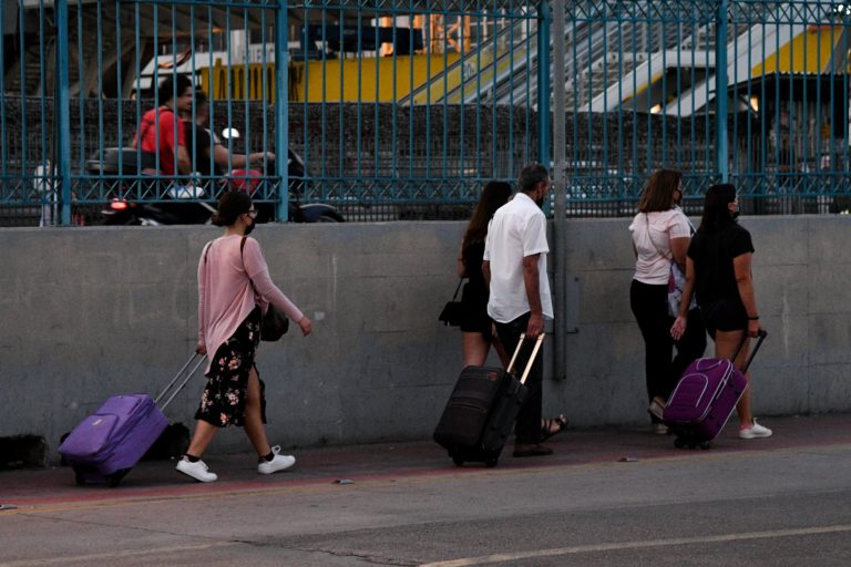 Λοιμωξιολόγοι: Με αρνητικό rapid test η επιστροφή από τα νησιά