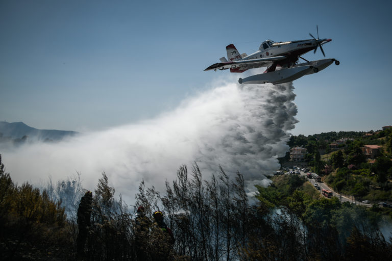 Βελτιωμένη η εικόνα του πύρινου μετώπου στην Εύβοια – Υπό έλεγχο η φωτιά στον Βαρνάβα