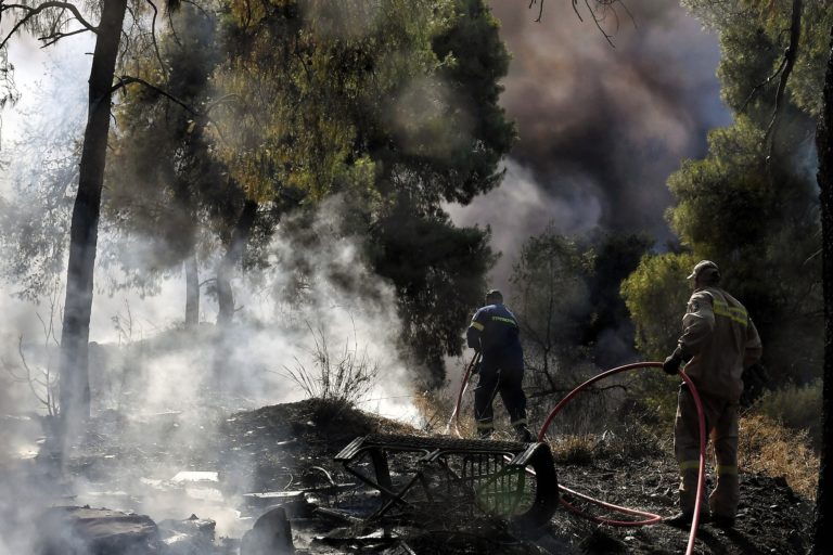 Σε εξέλιξη οι φωτιές στις περιοχές Νέα Αλμυρή Κορινθίας και Ασκληπιείο Αργολίδας