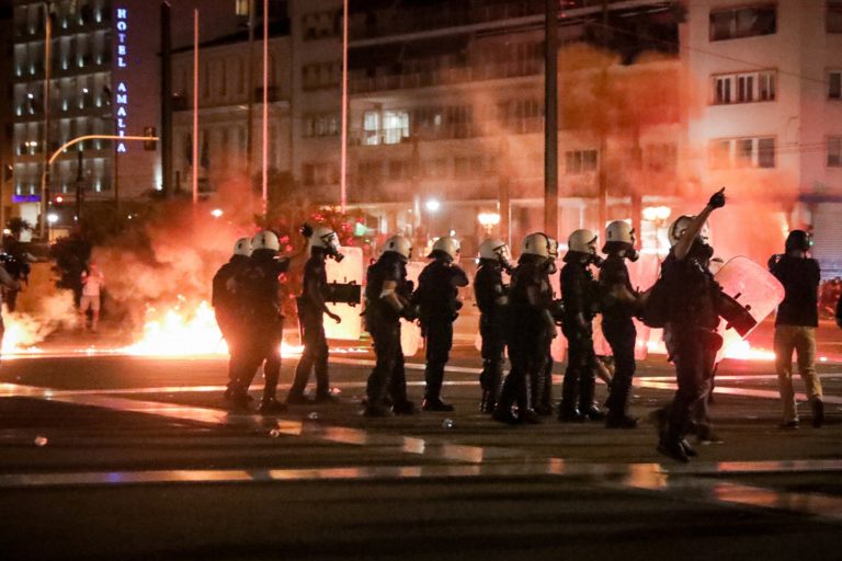 Επεισόδια στη συγκέντρωση κατά του εμβολιασμού στο κέντρο της Αθήνας