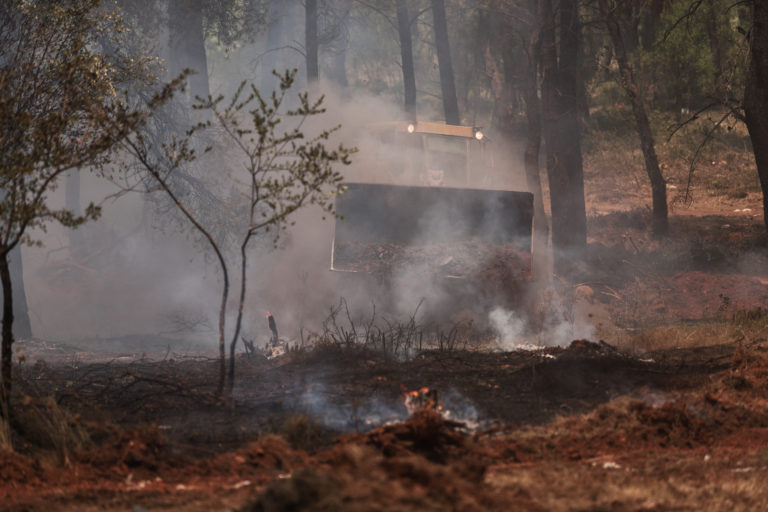 Φωτογραφίες: Ροδόπολη και Σταμάτα σε κλοιό πυρκαγιάς – Οι κάτοικοι εγκαταλείπουν τα σπίτια τους