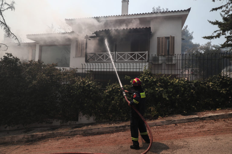 ΒΙΝΤΕΟ – «Πύρινη κόλαση» στον Διόνυσο: Οι φλόγες στις αυλές των σπιτιών του οικισμού Γαλήνη
