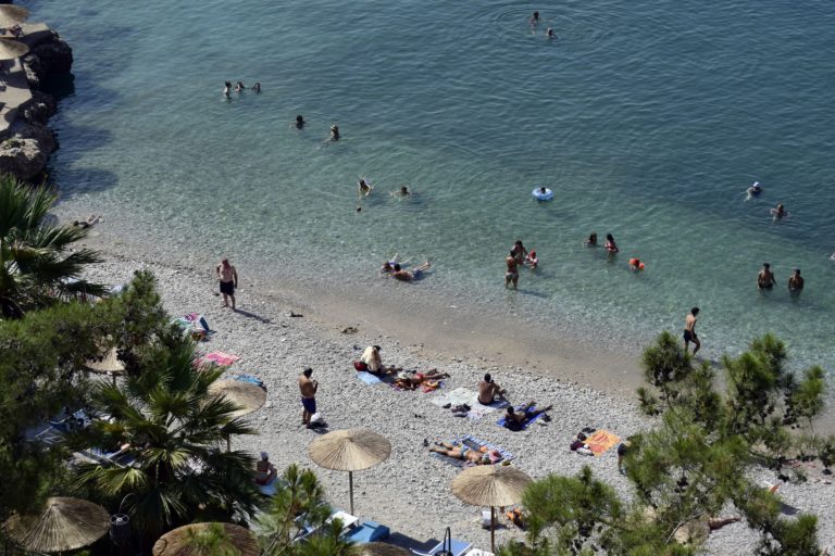 Φωτογραφίες: Στις παραλίες ανά την Ελλάδα, εν μέσω καύσωνα – Ανοιχτές μέχρι αργά το βράδυ οι οργανωμένες πλάζ