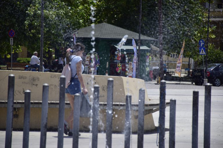 Σε κλοιό καύσωνα η χώρα με 45άρια – Άγνωστο πότε θα υποχωρήσει