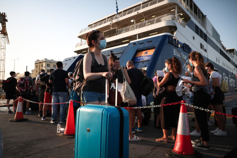 Το «αδιαχώρητο» στα πλοία από τους ταξιδιώτες του Αυγούστου – Εντατικοί έλεγχοι από το λιμενικό (video)