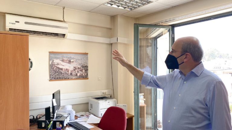 Αιφνιδιαστική επίσκεψη Χατζηδάκη στον ΕΦΚΑ Κορίνθου – Επιταχύνεται το ενιαίο τηλεφωνικό κέντρο