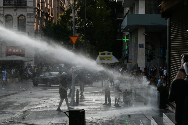 Επεισόδια και χημικά στο Σύνταγμα σε συγκέντρωση αντιεμβολιαστών  – Τρεις τραυματίες (video)