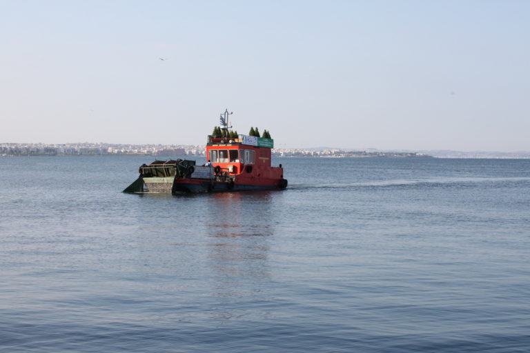 Η ΕΥΑΘ αναλαμβάνει για τρεις μήνες τον επιφανειακό καθαρισμό του Θερμαϊκού