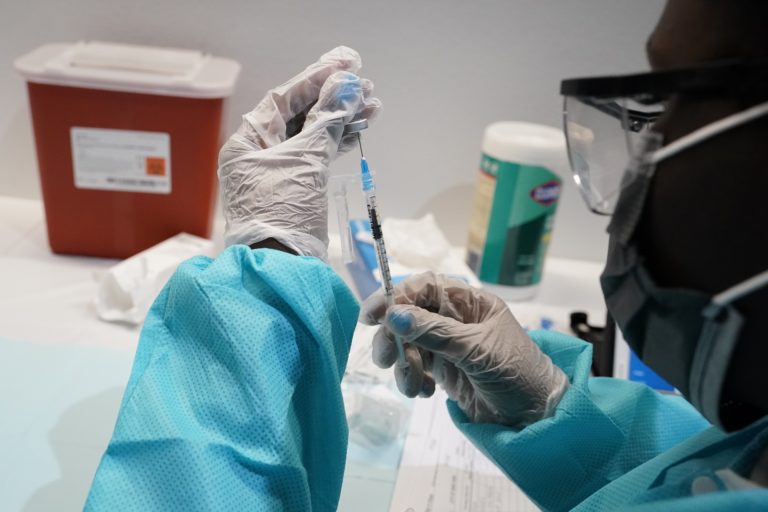 Νέα Υόρκη: Εμβόλιο κατά της Covid-19 ή υποχρεωτικά τεστ για τους δημοτικούς υπαλλήλους