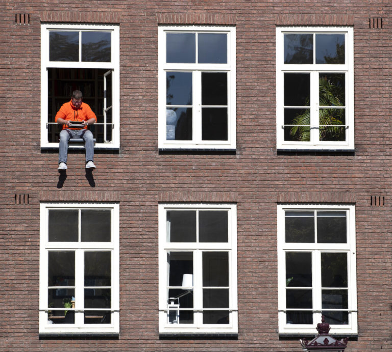Ολλανδία: Η κυβέρνηση συστήνει και πάλι την τηλεργασία με τα κρούσματα να ξεπερνούν τα 10.000 σε ένα 24ωρο