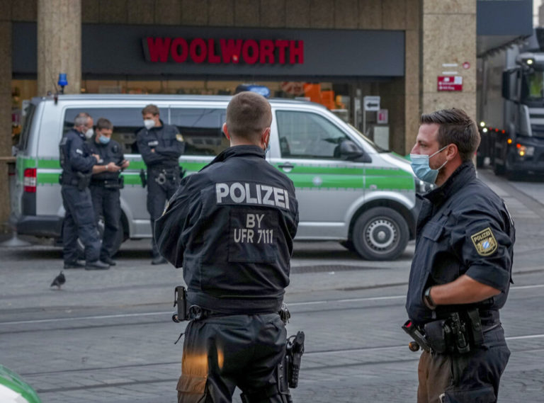 Γερμανία: Η αστυνομία πραγματοποίησε έφοδο στα σπίτια ύποπτων συνεργών του δράστη της επίθεσης στη Βιέννη