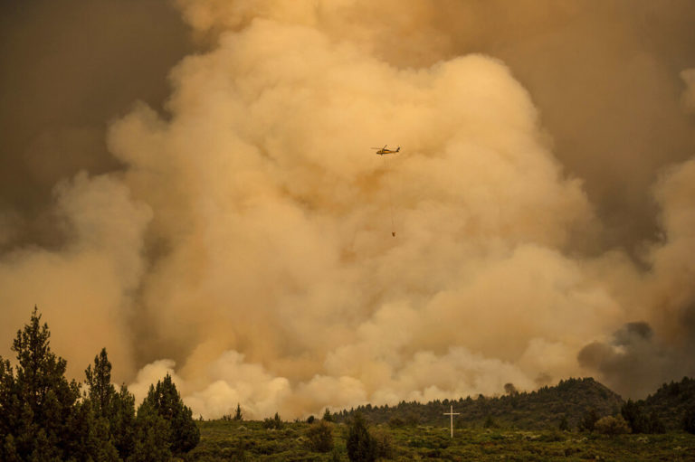 ΗΠΑ: Μάχη με τις φλόγες δίνουν οι πυροσβέστες στην Καλιφόρνια για να ελέγξουν τρεις μεγάλες δασικές πυρκαγιές