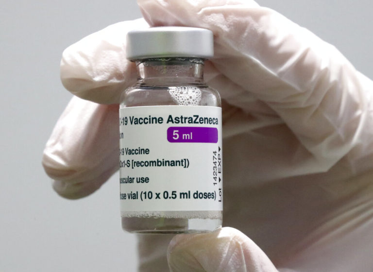 ΕΜΑ: Πρόσθεσε ως πιθανή παρενέργεια του εμβολίου της AstraZeneca τη σπάνια νευρολογική διαταραχή, σύνδρομο Guillain-Barré