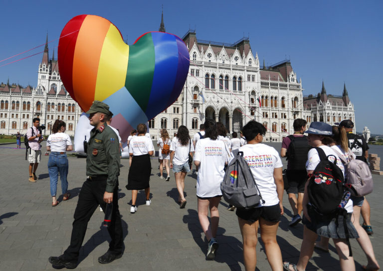 ΕΕ: Η Κομισιόν κινεί διαδικασίες επί παραβάσει κατά της Ουγγαρίας και της Πολωνίας για τα δικαιώματα των ΛΟΑΤΚΙ