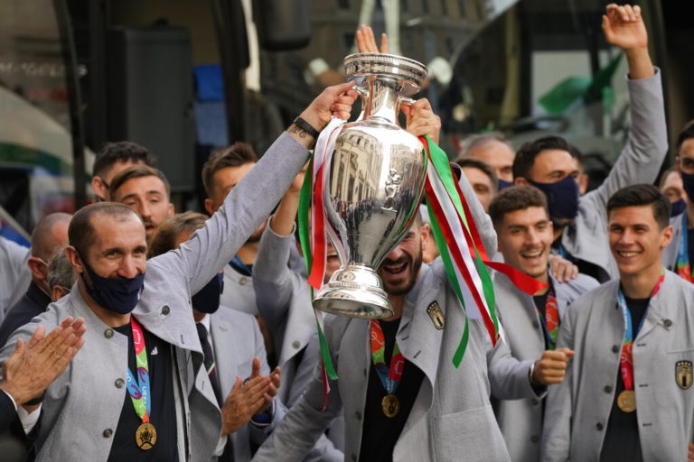 EURO 2020: Η νίκη της Ιταλίας και οι ολονύχτιοι πανηγυρισμοί σε όλη την χώρα