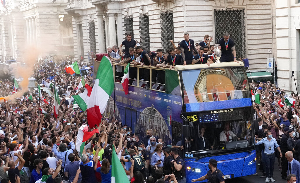 Οι Azzurri και ο Berrettini διέσχισαν την Ρώμη εν μέσω εκατοντάδων φιλάθλων