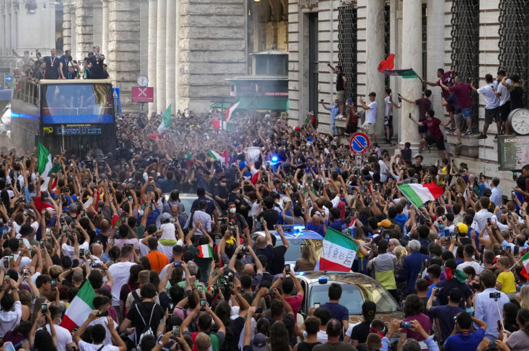 Ιταλία: Έξαρση κορονοϊού στη Ρώμη από τις προβολές του EURO 2020