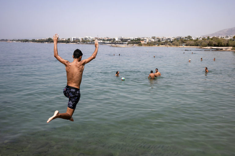 Φωτογραφίες: «Οι βουτιές των Αθηναίων» ― Associated Press: Η Ελλάδα «παλεύει» με τον καύσωνα