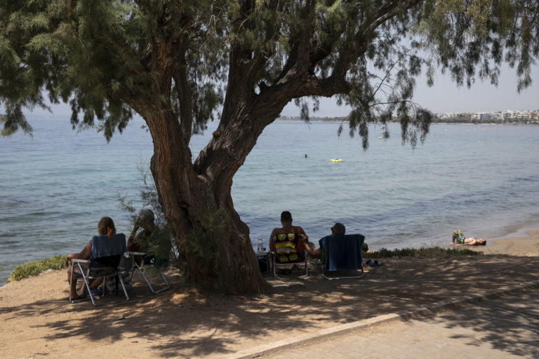 Καύσωνας: Έκτακτα μέτρα προστασίας των εργαζομένων – Για ποιους ισχύει η μερική παύση εργασιών και η μείωση απασχόλησης