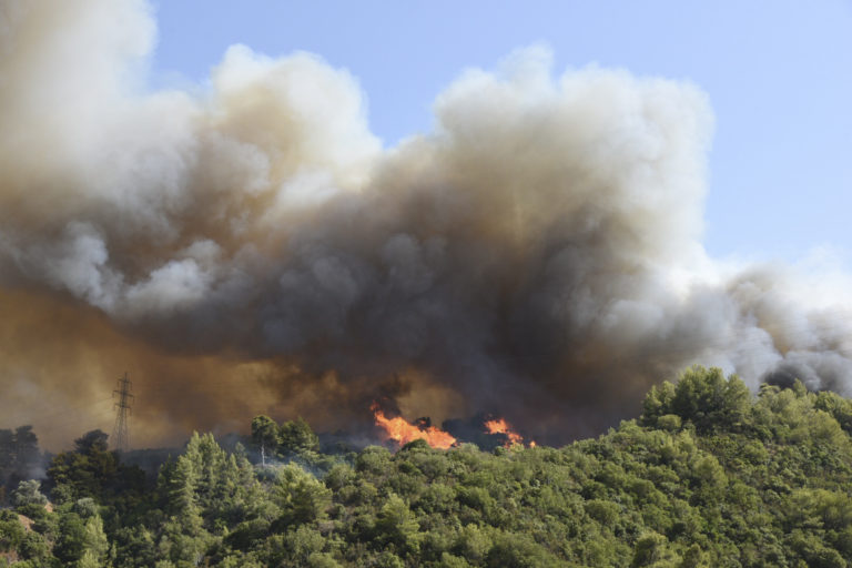 Φωτορεπορτάζ από την πύρινη κόλαση στην Αχαΐα, όπως καταγράφεται από τα πρακτορεία ειδήσεων