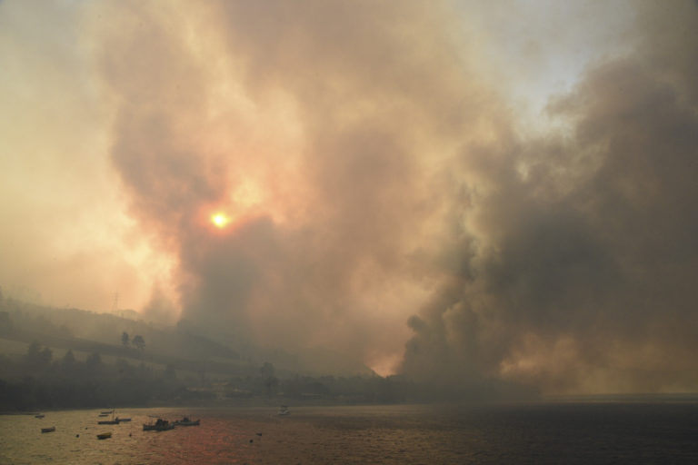 Στις φλόγες η Αιγιαλεία: Εκκενώθηκαν 4 χωριά – 16 τραυματίες – 110 απεγκλώβισε το Λιμενικό (video)