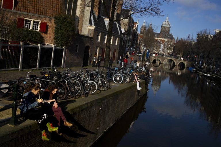 Ολλανδία: Εξαπλασιάστηκαν τα νέα κρούσματα κορονοϊού μέσα σε μία εβδομάδα