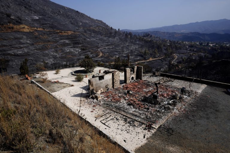Υπό πλήρη έλεγχο η πυρκαγιά στη Ν.Α. Κύπρο – Τέσσερις νεκροί, δεκάδες κατεστραμμένα σπίτια