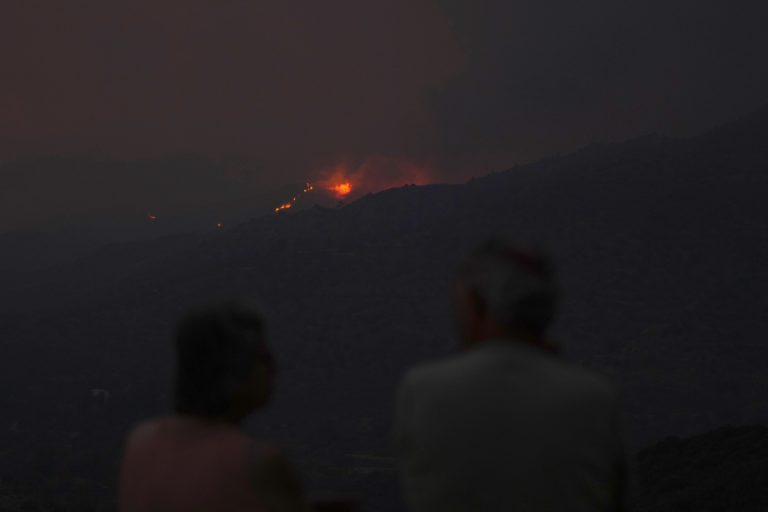 Κύπρος: Ολονύκτια συνέχιση των προσπαθειών για κατάσβεση της πυρκαγιάς με όλα τα διαθέσιμα μέσα