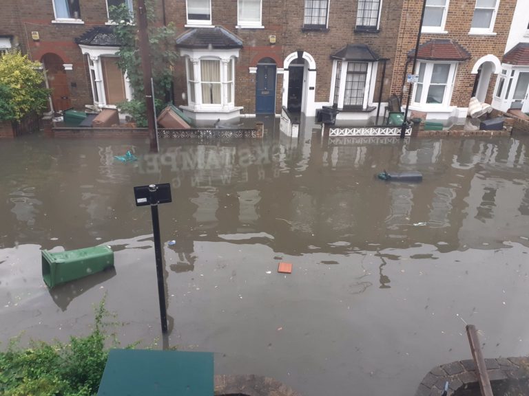 Οι πλημμύρες στο Λονδίνο αποδεικνύουν ότι οι μεγάλες πόλεις δεν είναι έτοιμες για την κλιματική αλλαγή