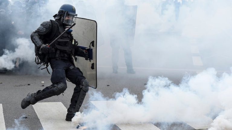 Παρίσι: Με δακρυγόνα και συγκρούσεις η διαδήλωση κατά των νέων μέτρων
