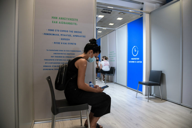 Εντός των ημερών η έγκριση της επιτροπής για τον εμβολιασμό 15-17 ετών