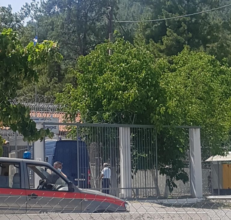 Τρίπολη: Ως προσωρινά κρατούμενος ο Π. Φιλιππίδης πέρασε την πύλη των φυλακών (video)
