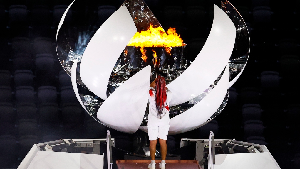 Άναψε η Φλόγα της ελπίδας των 32ων Ολυμπιακών Αγώνων στο Τόκιο – Πρώτοι Κορακάκη και Πετρούνιας στο Στάδιο (video)
