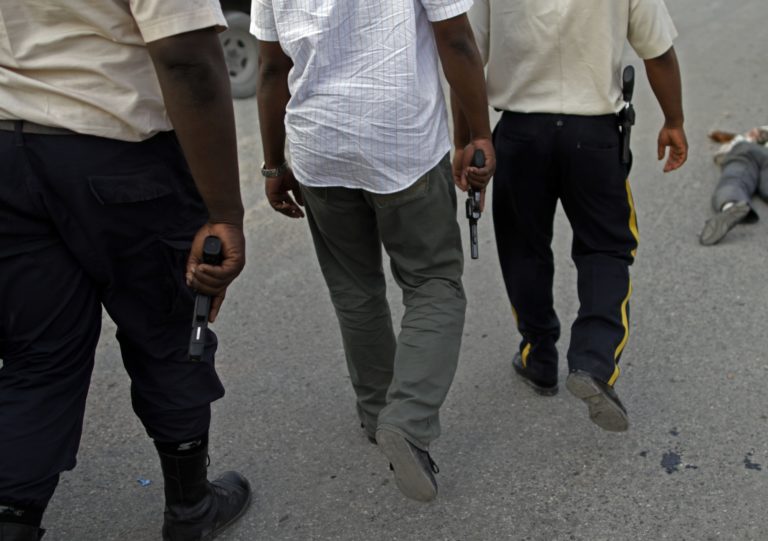 Αϊτή: 15 νεκροί σε αντίποινα για δολοφονημένο αστυνομικό – Στα  θύματα δημοσιογράφος και φεμινίστρια της αντιπολίτευσης