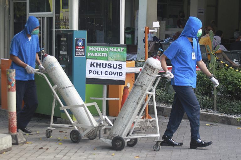 Ινδονησία: Αριθμοί ρεκόρ σε νεκρούς και νέα κρούσματα κορονοϊού – Έκκληση για βοήθεια προς άλλες χώρες