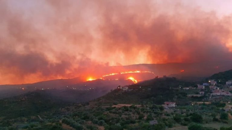 Μεγάλη πυρκαγιά στη Ν.Α. Κεφαλονιά – Εκκενώθηκαν χωριά, απειλήθηκαν σπίτια