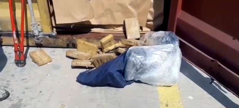 Βίντεο – ντοκουμέντο: Έτσι εντόπισαν τα 350 κιλά κοκαΐνης στο λιμάνι του Πειραιά