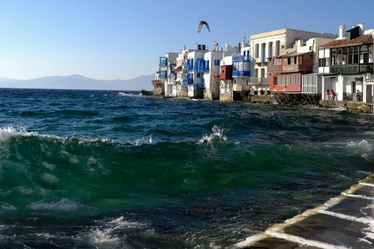 ΑΑΔΕ: Beach restaurant στη Μύκονο λειτουργούσε με αδήλωτες ταμειακές μηχανές