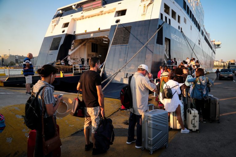 Τα μέτρα για την ενθάρρυνση του εμβολιασμού – Τι θα ισχύσει για ανεμβολίαστους, τα ταξίδια στα νησιά και στην εστίαση