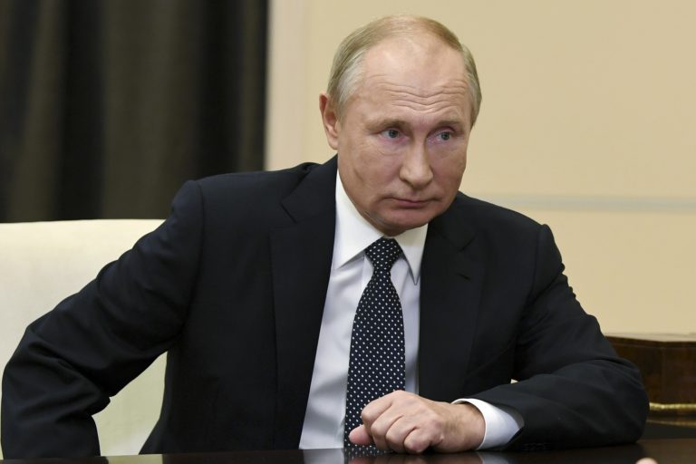 Ο Πούτιν “υποχρεώνει” Google, Facebook και Twitter να ανοίξουν γραφεία στη Ρωσία