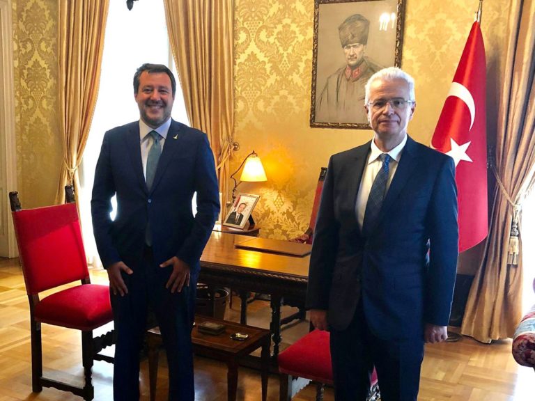 Συνάντηση μεταξύ των Matteo Salvini (αριστερά) και του Πρέσβη της Τουρκίας, Omer Gocuk (δεξιά - Φωτό: γραφείο τύπου Matteo Salvini)