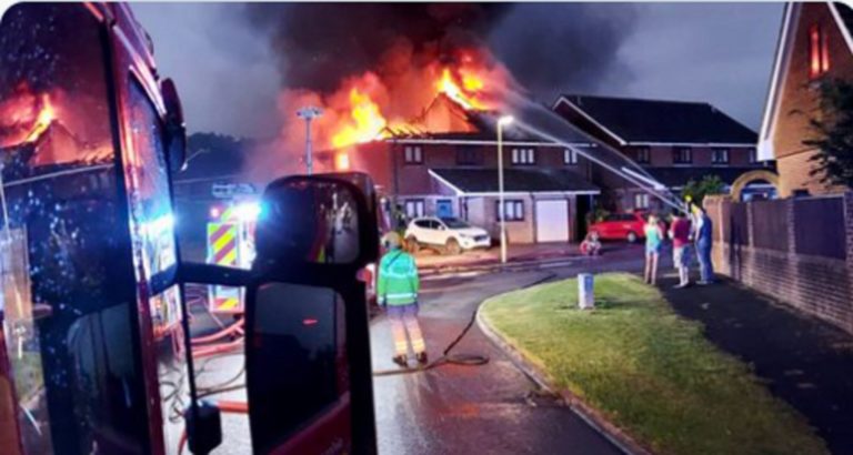 Αγγλία: Στις φλόγες στέγες σπιτιών από κεραυνούς – Καταιγίδες μετά τον καύσωνα